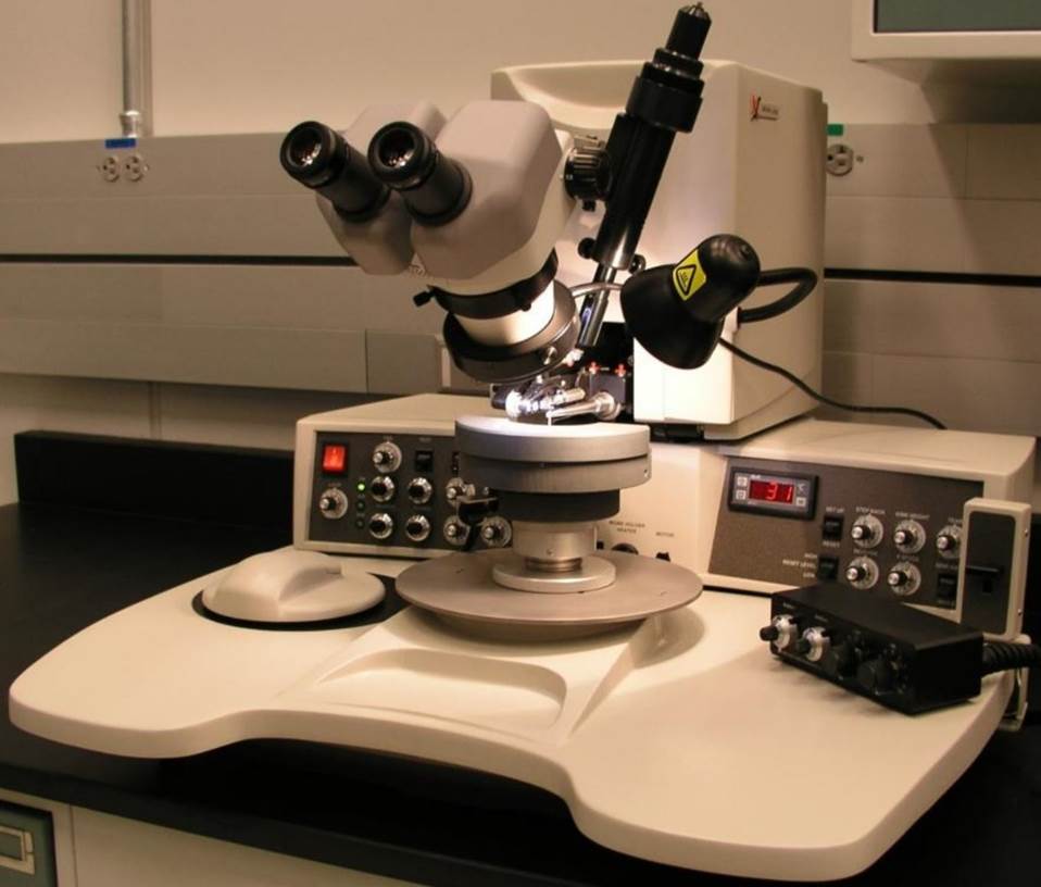 A microscope on a table

Description automatically generated